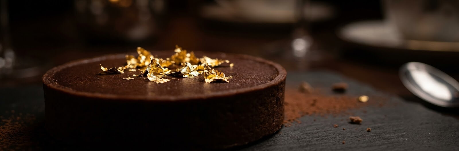 頂級巧克力甜點上的食用金箔特寫