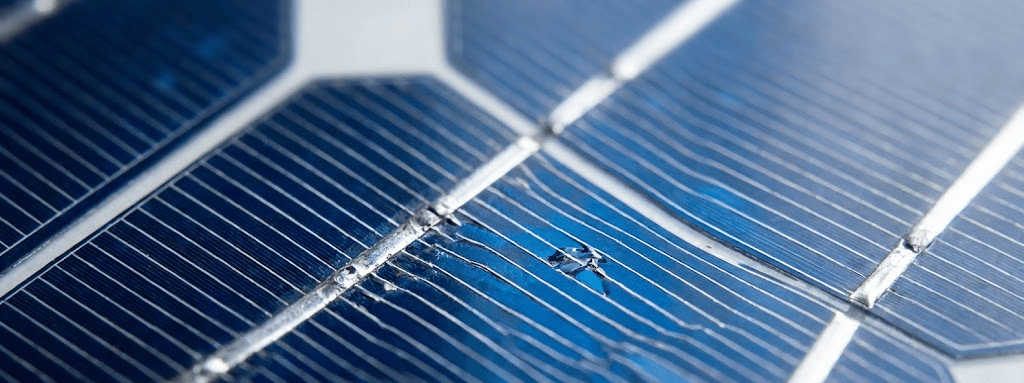 太陽能電池板上的銀導電線微距特寫，代表工業用銀需求